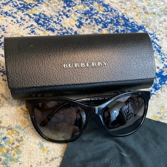 New in box Burberry Sunglasses - Picture 11 of 16